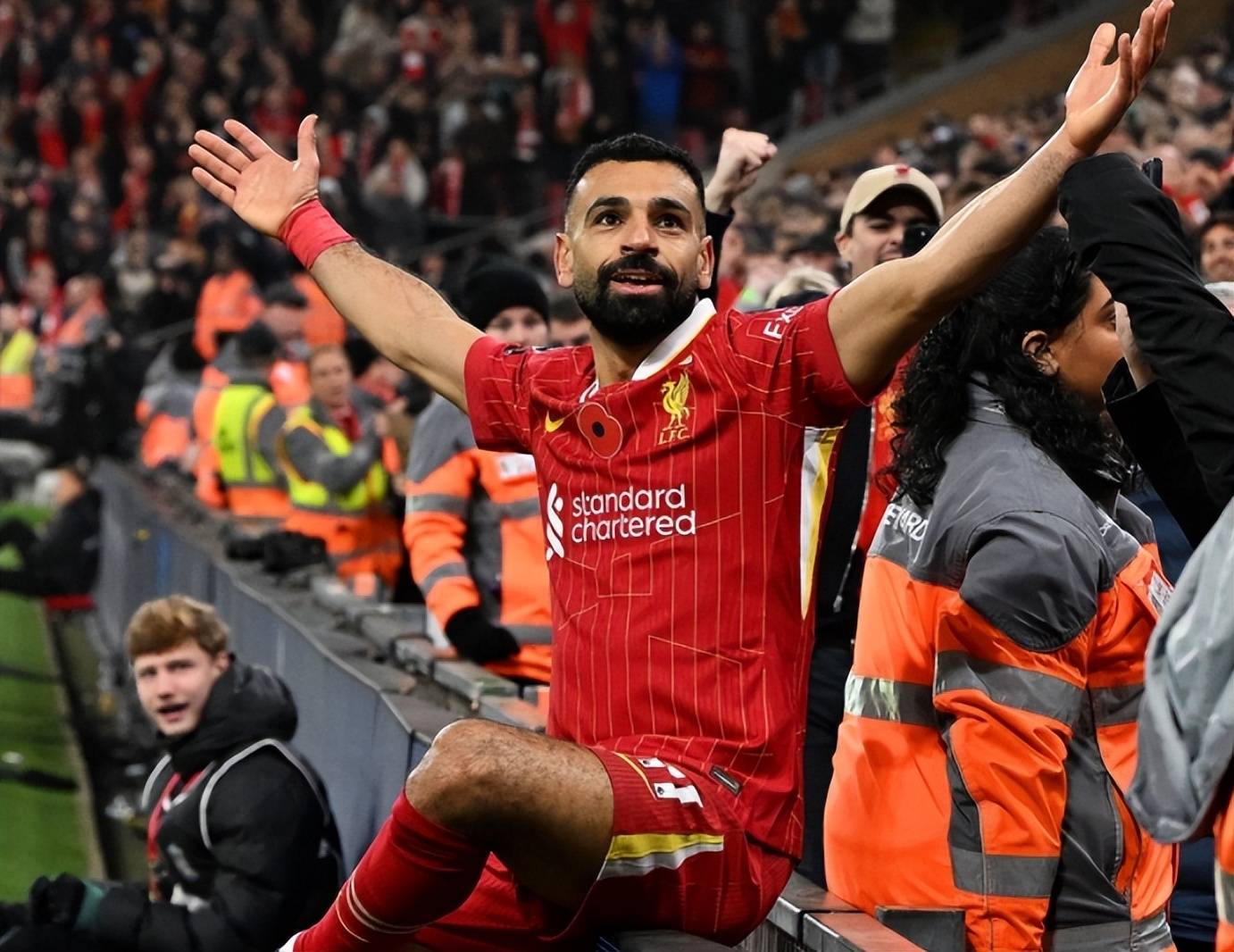 开云体育平台APP-巴萨险胜里昂，萨拉赫梅开二度德甲